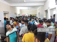 ఒకరి చేయి తెగి పడి ఉంది, మరొకరి కాలు ఛిద్రమైపోయింది, ఆ దృశ్యాలను చూసి షాక్‌లోనే ప్రయాణికులు