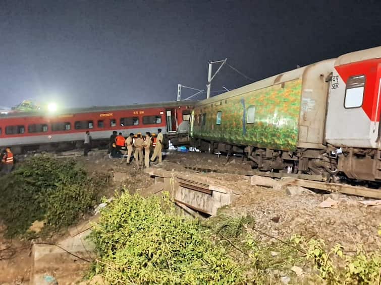 Coromandel Express Accident Odisha Train Tragedy passenger shared the terrible experience Coromandel Express Accident: 'ঘুমের মধ্যেই বুঝলাম ট্রেন তলিয়ে যাচ্ছে, আপার বার্থে কোনওমতে ফ্যান আঁকড়ে বসেছিলাম'