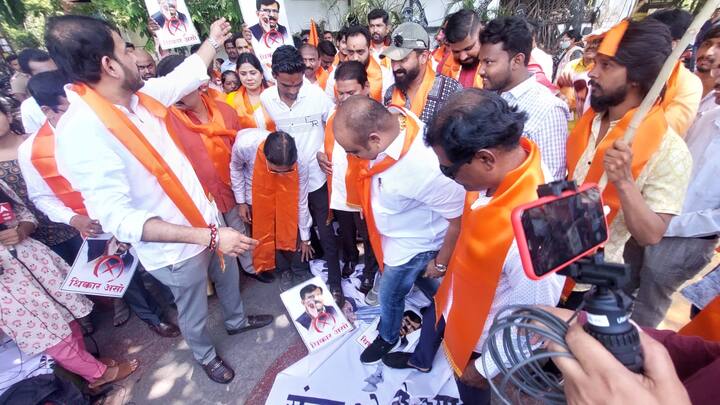 कोणतेही काम नसलेल्या संजय राऊत यांच डोकं ठिकाणावर नसून माध्यमांनी त्यांना महत्त्व देऊ नये प्रत्येक वेळेस बेताल वक्तव्य करून ते महाराष्ट्राच्या जनतेला वेठीस धरतात, असा आरोपही शिवसैनिकांनी केला आहे.