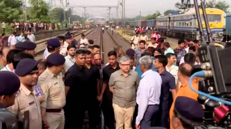 railway minister ashwin vaishanv and odisha chief minister navin patnayak visit accident place detail marathi news Odisha Train Accident : ओदिशा रेल्वे अपघातात उच्चस्तरीय चौकशीचे आदेश, पण राजीनाम्याच्या प्रश्नावर रेल्वेमंत्र्यांचं मौन