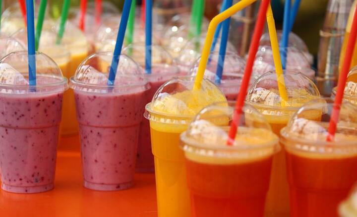 ফল তাড়াতাড়ি হজম হয়ে যায়। কিন্তু দুধ হয় না। তাই মিল্কশেকের ক্ষেত্রে ফলে থাকা শর্করা পেটে গিয়ে গেঁজে যায়। তা থেকে গ্যাস, পেটফোলার মতো সমস্যা দেখা দেয়। ফল আর দুধকে একসঙ্গে মিশিয়ে গলায় ঢালা বিষপানের সমান বলেও মত বিশেষজ্ঞদের একাংশের।