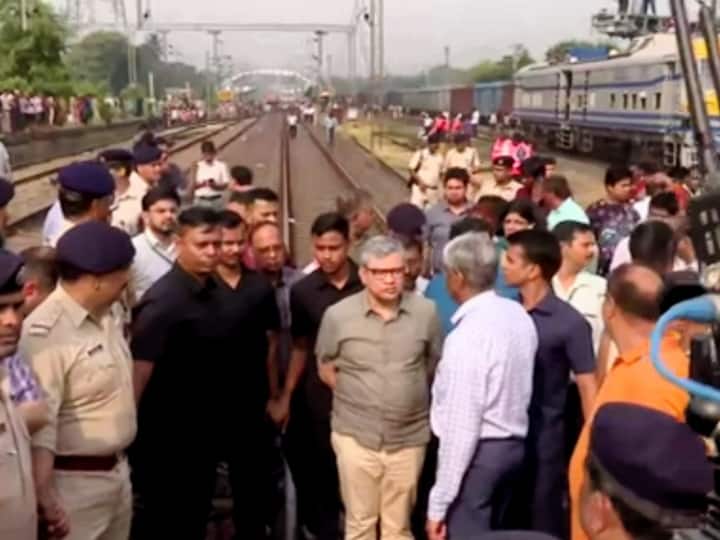Odisha Train Accident Coromandel Express Rail Minister Ashwini Vaishnaw reached venue ओडिशा ट्रेन हादसे पर उच्चस्तरीय जांच के आदेश, जानें इस्तीफे वाली बात पर क्या बोले रेल मंत्री अश्विनी वैष्णव