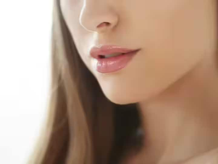 Natural Home Remedy Can Turn Black Lips To Pink Lips Know The Tips News Marathi Health Tips : ओठांचा काळेपणा दूर करण्यासाठी 'हे' घरगुती उपाय करा!