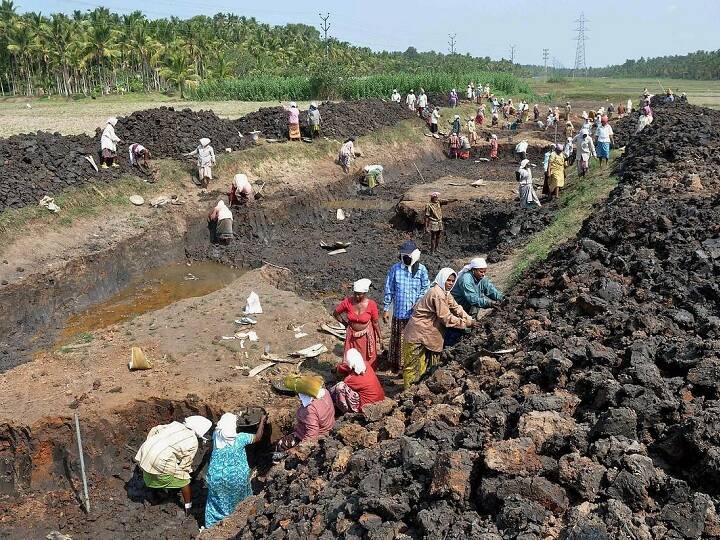 आधार के जरिए हो रहे मनरेगा का इतना वेतन, इस महीने 100 फीसदी करने की डेडलाइन