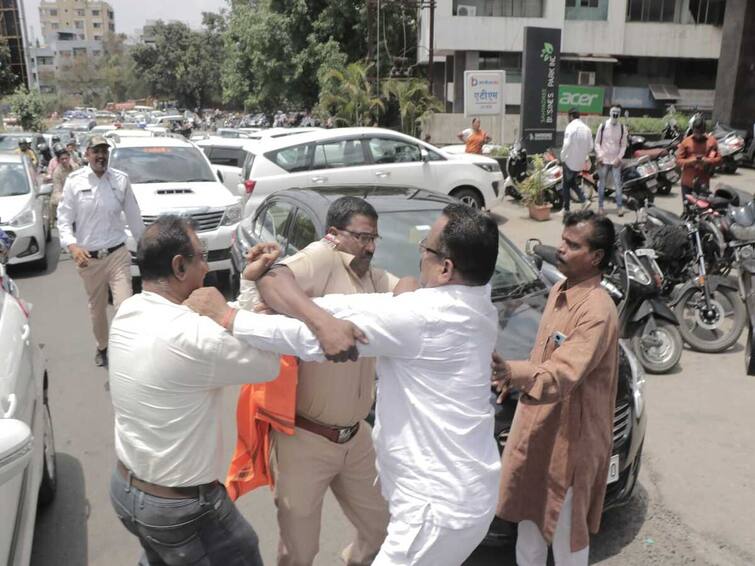 maharashtra news nashik news Clash between Thackeray sena and Shiv Sena workers in Nashik Nashik Shiv Sena : नाशिकमध्ये ठाकरे गट आणि शिवसेनेच्या कार्यकर्त्यांमध्ये राडा, पोलिसांच्या मध्यस्थीने वाद निवळला