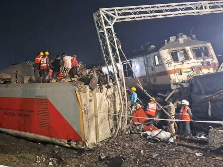 After the Odisha train accident, the work of removing debris from the track continues, so far 288 lost their lives, many serious