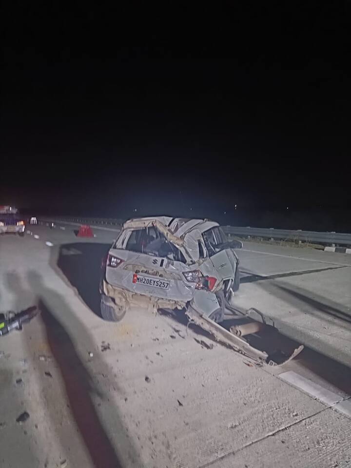 शिर्डी ते भरवीर समृद्धी महामार्गावरील सिन्नरच्या पूर्व भागात हा अपघात मध्यरात्रीच्या सुमारास घडला आहे. 