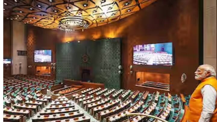 দু’ দফায় উদ্বোধনী অনুষ্ঠান। সকাল সাড়ে ৭টায় যজ্ঞ ও পুজো করে অনুষ্ঠানের সূচনা হয়। পুজোয় অংশ নেন প্রধানমন্ত্রী ও লোকসভার স্পিকার ওম বিড়লা। এরপর সোনার রাজদণ্ড সেঙ্গলকে সাষ্টাঙ্গে।