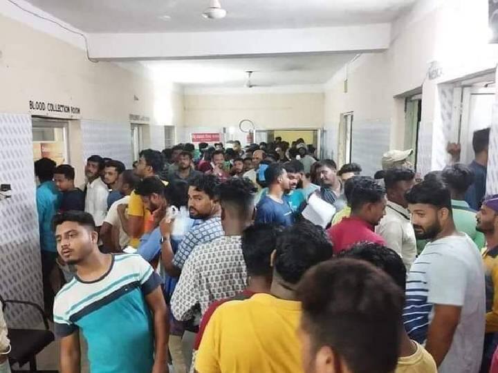 Odisha Train Accident Coromandel Express People queue up in Balasore to donate blood Odisha Train Accident: மறையாத மனிதநேயம்.. ரயில் விபத்தில் சிக்கிய பயணிகளுக்கு ரத்தம் கொடுக்க குவிந்த மக்கள்..!