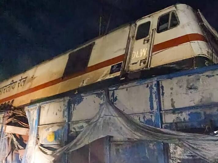 Odisha train accident live updates coromandel express derails latest news help line number indian railway Odisha Train Accident News Live:PM મોદી બાલાસોર  ટ્રેન દુર્ઘટના  સ્થળે જશે, ઘાયલોને પણ મળશે, અત્યાર સુધીમાં 288 લોકોનાં મોત
