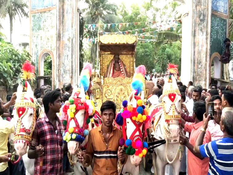 Village enthusiastically welcome Thiruvavaduthurai abbot who returned from Delhi to Adheenam Mutt TNN செங்கோல்: டெல்லியில் இருந்து ஆதீன மடத்திற்கு திரும்பிய திருவாவடுதுறை மடாதிபதிக்கு  கிராம மக்கள் உற்சாக வரவேற்பு