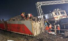 Odisha Train Accident: कुठे आक्रोश, तर कुणी घेतंय आपल्या माणसांचा शोध... अंगावर शहारे आणणारे ओडिशा अपघाताचे फोटो