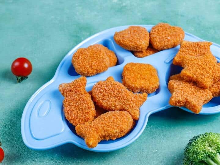 मटर को थोड़ा ठंडा होने दीजिए. उन्हें एक ब्लेंडर में डालें और एक मोटा और मोटा पेस्ट बनाने के लिए ब्लेंड करें.मटर के पेस्ट को प्याले में निकाल लीजिए. - अब उबले और मसले हुए आलू डालें. जीरा पाउडर डालें और स्वादानुसार नमक मिला लें। साथ ही ब्रेड क्रम्ब्स डालकर सभी चीजों को अच्छे से मिक्स कर लीजिए.