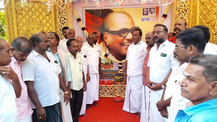 DMK pays silent tribute to those who died in train accident in Odisha in Tiruvarur TNN Tiruvarur: ஒடிஷா ரயில் விபத்தில் உயிரிழந்தவர்களுக்கு திருவாரூரில் திமுகவினர் மௌன அஞ்சலி