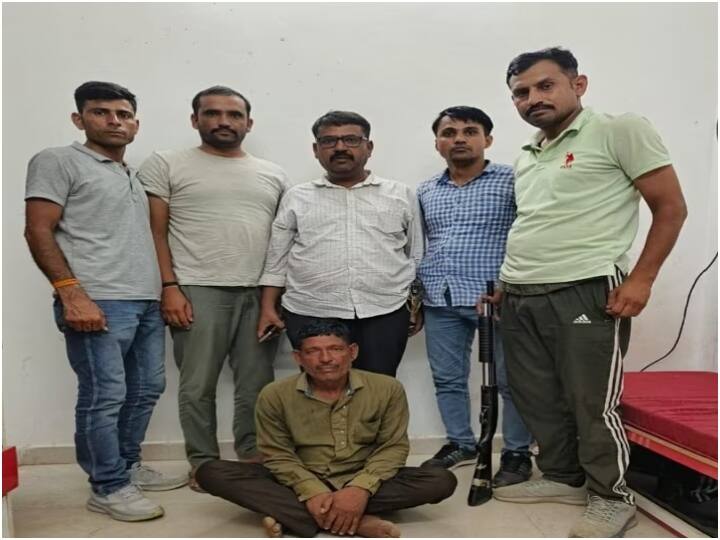 udaipur police arrested dacoit rania in gujarat and brought him back ann Udaipur: बॉर्डर के गांवों में दहशत फैलाने वाला डाकू रणीयां गिरफ्तार, परिवार संग बना रखा था गैंग, हाइवे पर करता था लूटपाट