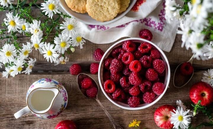 এ ভাবে ফল শরীরে গেলেও, তা উপকারে লাগে না বলে মত বিশেষজ্ঞদের। তাঁদের মতে খাওয়ার আগে না পরে, গোটা না রস, ফল যে ভাবে খাচ্ছেন, গুণাগুণ নির্ভর করে তার উপর।