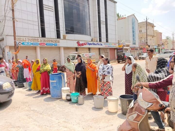 Jagdalpur Water Crisis people protested on road And demanding water Chhattisgarh Ann Jagdalpur Water Crisis: बस्तर में पेयजल के लिए मचा हाहाकार, पानी की मांग को लेकर वार्ड के लोगों ने किया चक्काजाम