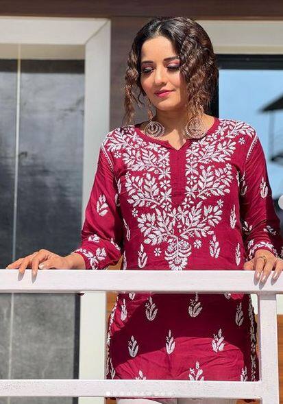 ਹਾਲ ਹੀ 'ਚ ਅਦਾਕਾਰਾ ਨੇ ਆਪਣੇ ਲੇਟੈਸਟ ਐਥਨਿਕ ਲੁੱਕ 'ਚ ਫੋਟੋਸ਼ੂਟ ਦੀਆਂ ਕੁਝ ਤਸਵੀਰਾਂ ਪ੍ਰਸ਼ੰਸਕਾਂ ਵਿਚਾਲੇ ਸ਼ੇਅਰ ਕੀਤੀਆਂ ਹਨ। ਇਨ੍ਹਾਂ ਤਸਵੀਰਾਂ 'ਚ ਉਸ ਦਾ ਦੇਸੀ ਅੰਦਾਜ਼ ਦੇਖ ਕੇ ਪ੍ਰਸ਼ੰਸਕਾਂ ਦਾ ਦਿਲ ਹਾਰ ਗਿਆ ਹੈ। ਦੇਖੋ ਅਦਾਕਾਰਾ ਦਾ ਕਾਤਲ ਅਵਤਾਰ...