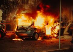 बच्चों को गाड़ी में छोड़ स्टोर में चोरी कर रही थी महिला, तभी लग गई कार में आग