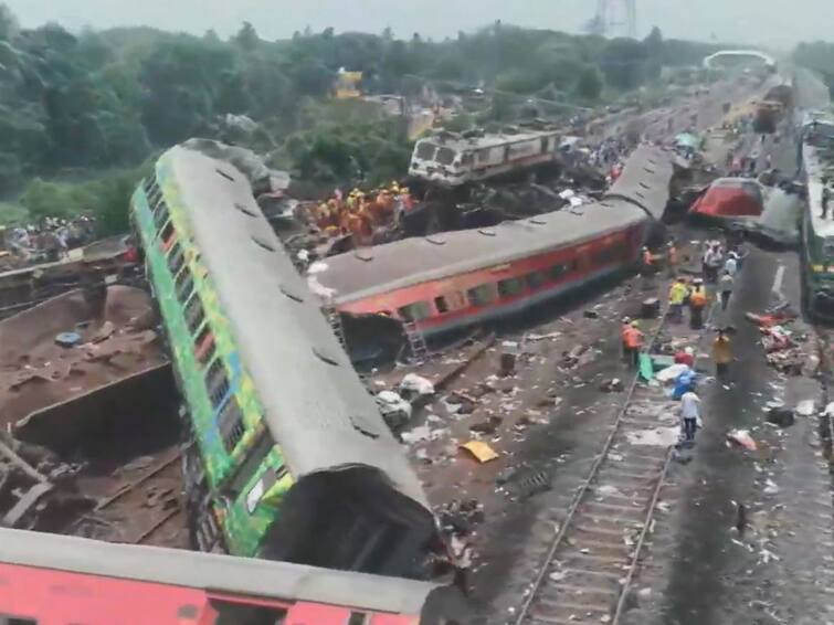 Odisha Train Accident Coromandel Express Aerial Footage Captures Horrific Visuals Of Accident, Overturned Coaches Odisha Train Accident: కలిచి వేస్తున్న ఒడిశా రైలు ప్రమాద దృశ్యాలు, చెల్లాచెదురైన బోగీలు - వైరల్ వీడియో