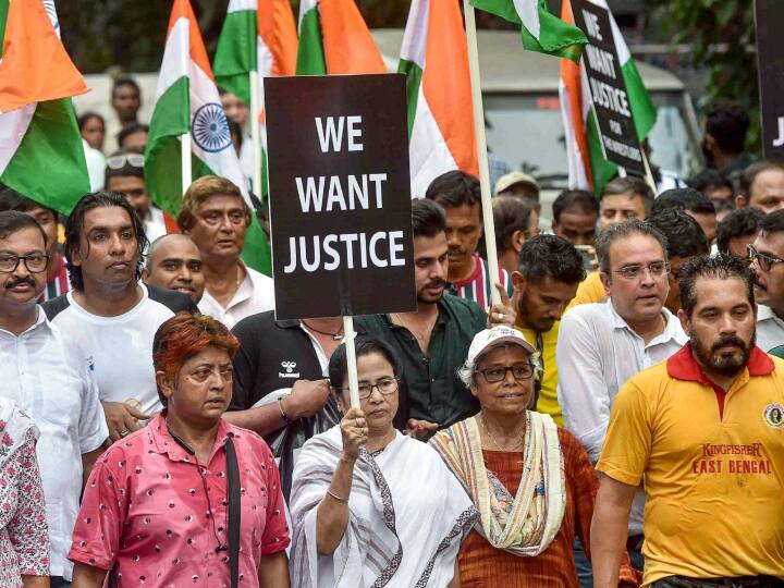 पश्चिम बंगाल की सीएम ममता बनर्जी बुधवार (31 मई) को पहलवानों के समर्थन में कोलकाता की सड़कों पर नजर आईं. यह रैली हाजरा से रविंद्र सरोवर तक निकाली गई.