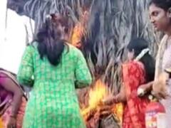 वटपौर्णिमेला महिलांकडून पूजा सुरू असतानाच वडाच्या झाडाला लागली आग, अंबाबाई मंदिर परिसरातील प्रकार