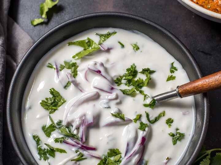 Make onion raita a part of your lunch in summer you will get coolness and taste will increase गर्मी में रायते में कर लें ये काम... फिर स्वाद ही नहीं बढ़ेगा, डबल हेल्दी भी हो जाएगा!
