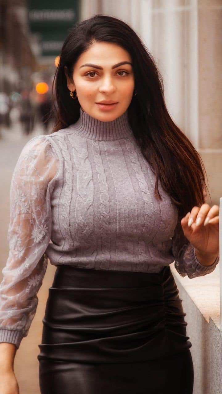 नीरू बाजवा – इस लिस्ट का पहला नाम पंजाब इंडस्ट्री की सुपरस्टार एक्ट्रेस नीरू बाजवा का है. जिनकी हर फिल्म को दर्शकों का काफी प्यार मिलता है. नीरू एक फिल्म के लिए 2 करोड़ रुपये की फीस लेती हैं. वहीं बात करें एक्ट्रेस की नेटवर्त की तो एक्ट्रेस की टोटल नेटवर्थ 111 करोड़ रुपये की है.