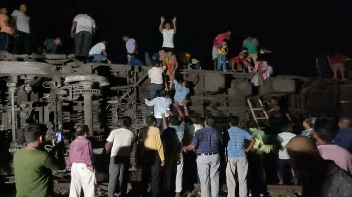 હાવડા એક્સપ્રેસ, કોરોમંડલ એક્સપ્રેસ અને માલગાડી વચ્ચે ભયંકર અકસ્માત સર્જાયો. અકસ્માત એટલો ભંયકર હતો કે, ઘટના સ્થળે ચીખપુકાર મચી ગઇ હતી.