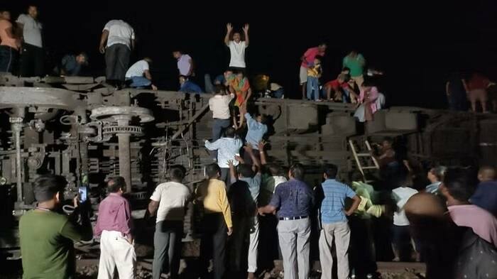 Odisha Train Accident: ओदिशातील बालासोर इथे काल (2 जून) रात्री झालेल्या एका मोठ्या रेल्वे अपघातात 207 प्रवाशांचा मृत्यू झाला असून 900 हून अधिक प्रवासी जखमी झाल्याची माहिती आहे.