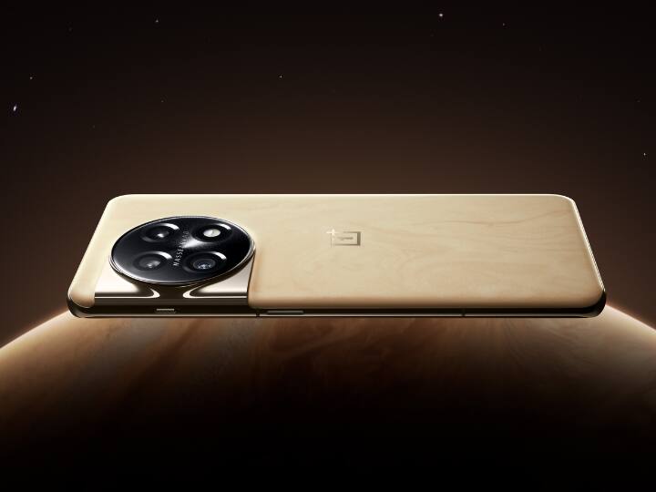 OnePlus 11 Marble Odyssey: कंपनी ने Oneplus 11 5G को फरवरी में लॉन्च किया था. अब इसका एक नया एडिशन जल्द लॉन्च होने वाला है. 6 जून को भारत में OnePlus 11 का Marble Odyssey एडिशन लॉन्च होगा जो मौजूदा मॉडल से 3,000 रुपये महंगा हो सकता है. हालांकि अभी कीमत को लेकर कंपनी ने कोई जानकारी शेयर नहीं की है.