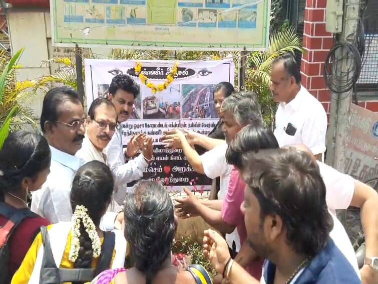 Odisha Train Accident  Mayiladuthurai by showering flowers and tears TNN Odisha Train Accident: ஒடிஷா ரயில் விபத்து; மயிலாடுதுறையில் மலர்தூவி மக்கள் கண்ணீர் அஞ்சலி