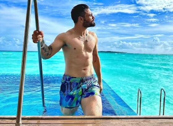 ਫਿਲਹਾਲ ਰਿੰਕੂ ਸਿੰਘ ਮਾਲਦੀਵ 'ਚ ਛੁੱਟੀਆਂ ਮਨਾ ਰਹੇ ਹਨ। ਕੋਲਕਾਤਾ ਨਾਈਟ ਰਾਈਡਰਜ਼ ਦੇ ਖਿਡਾਰੀ ਨੇ ਇੰਸਟਾਗ੍ਰਾਮ 'ਤੇ ਇਕ ਫੋਟੋ ਸ਼ੇਅਰ ਕੀਤੀ ਹੈ। ਇਸ ਤਸਵੀਰ 'ਚ ਉਹ ਬਿਨਾਂ ਕਮੀਜ਼ ਦੇ ਨਜ਼ਰ ਆ ਰਹੇ ਹਨ।