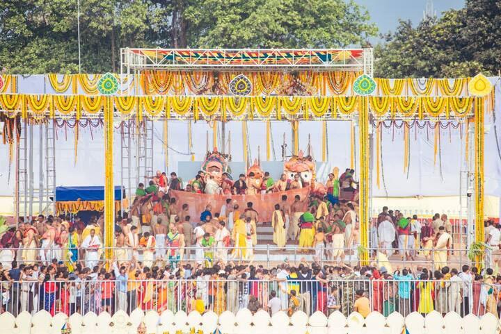এইদিনটিকে পুণ্যতিথিতে বহু মানুষের সমাগম হয়। স্নানযাত্রার আগের সন্ধ্যায় জগন্নাথ, বলভদ্র, সুভদ্রা, সুদর্শন চক্র ও মদনমোহনের বিগ্রহ একটি বিশাল শোভাযাত্রা সহকারে মন্দিরের গর্ভগৃহ থেকে বার করে স্নানবেদীতে এনে রাখা হয়। ভক্তেরা এই সময় চতুর্ধা বিগ্রহ দর্শন করতে আসেন।