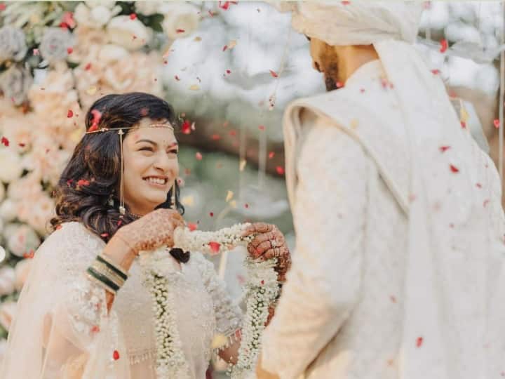Ruturaj Gaikwad Marriage: चेन्नई सुपर किंग्स के खिलाड़ी ऋतुराज गायकवाड़ ने शादी कर ली है. उनकी वाइफ उत्कर्षा पवार सोशल मीडिया पर छा गई हैं.