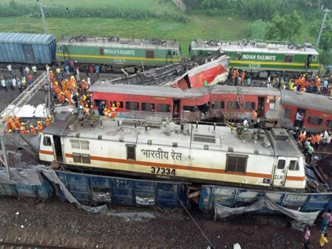 odisha train accident: Coromandel Express train engine boarded on to goods train wagon after accident Coromandel Express: ప్రమాదంలో గూడ్సు రైలు పైకెక్కేసిన కోరమాండల్ రైలింజన్, విస్మయం కలిగించేలా ఘటన!