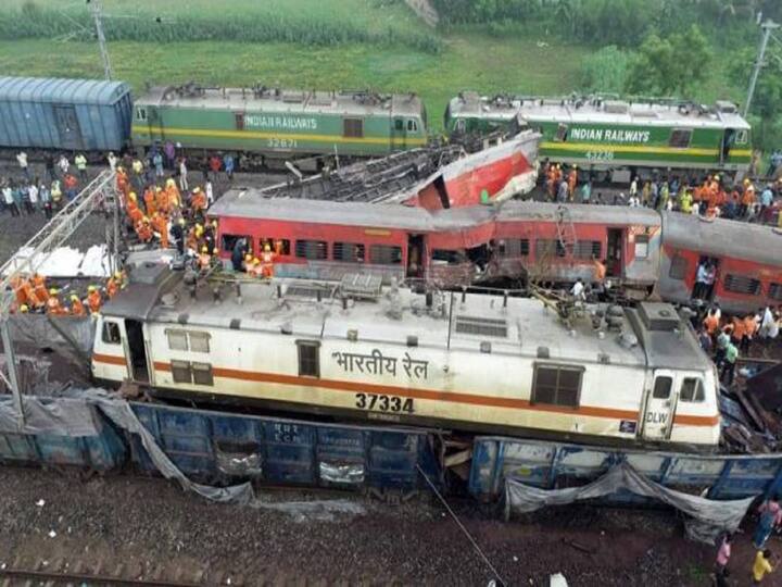odisha train accident: Coromandel Express train engine boarded on to goods train wagon after accident Coromandel Express: ప్రమాదంలో గూడ్సు రైలు పైకెక్కేసిన కోరమాండల్ రైలింజన్, విస్మయం కలిగించేలా ఘటన!