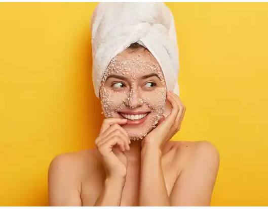 कोरडी त्वचा असणाऱ्यांनी मुलतानी माती लावण्याआधी त्यात अॅलोवेरा जेल , बदामाचे तेल किंवा मध मिक्स करावा. फक्त मुलतानी माती चेहऱ्याला लावल्यास तुमची त्वचा कोरडी पडते आणि  वयाच्या आधीच चेहऱ्यावर सुरकुत्या येतात.