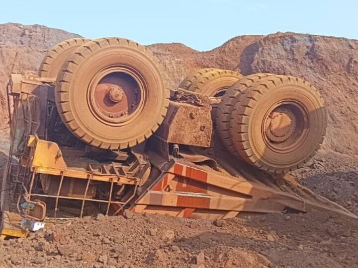 Jharkhand Road Accident 100 tonnes carrying Dumper fell ditch in West Singhbhum Driver safe ANN Jharkhand Road Accident: पश्चिमी सिंहभूम में भीषण हादसा, 100 टन भार ढोने वाला डंपर गिरा खाई में, ड्राइवर सुरक्षित