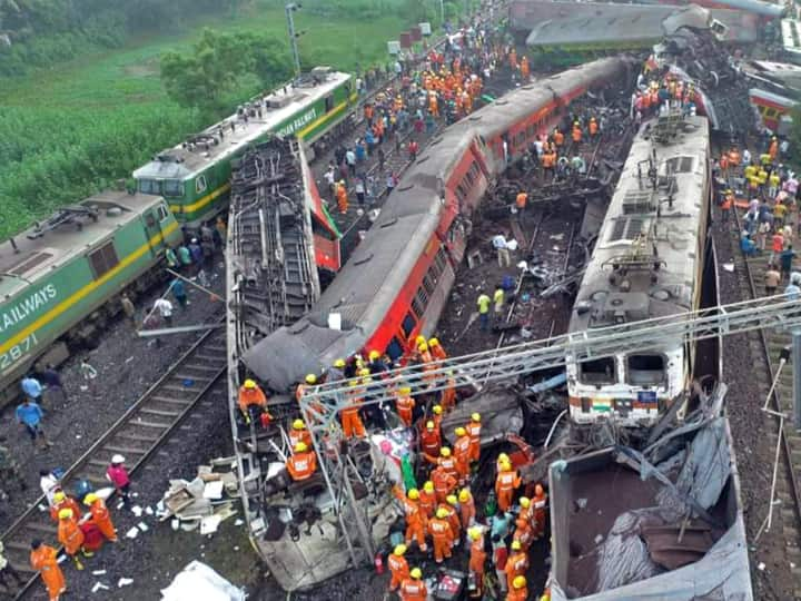 Odisha Train Railway Board told Coromandel Express was running at a speed of 128 The accident occurred due to a fault in signalling Jaya Varma Sinha कोरोमंडल एक्सप्रेस पटरी से उतरी या मालगाड़ी को टक्कर मारी? रेलवे बोर्ड ने समझाया कैसे हुआ रेल हादसा