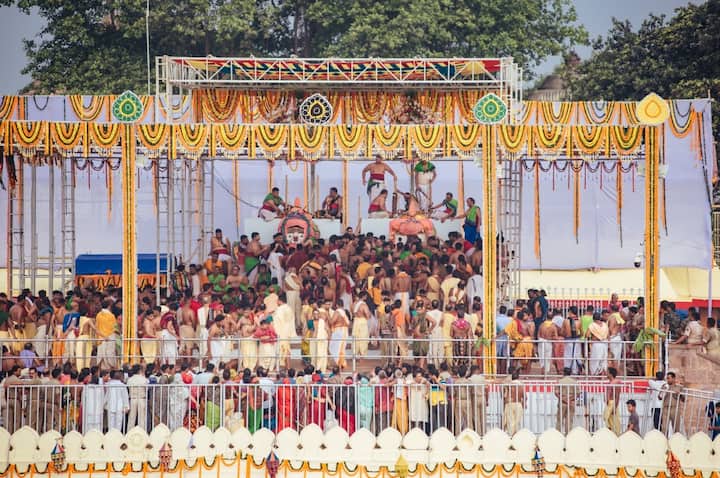 সেখানে তাদের প্রথাগতভাবে স্নান করানো হয় এবং ভক্তদের দর্শনের জন্য সুন্দর বেশভূষায় সজ্জিত করা হয়। শুধু পুরী নয়। জগন্নাথ দেবের সমস্ত মন্দিরেই এই দিনটি জাঁকজমকে পালিত হয়।