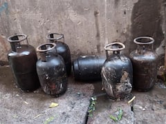 मदरसे में लगी भीषण आग, नारियल बेचने वाले युवकों ने स्टाफ के साथ मिलकर 100 बच्चियों को बचाया