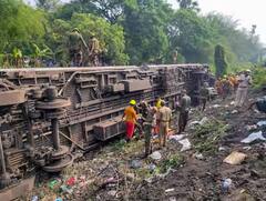 Odisha Train Tragedy: ਦਰਦਨਾਕ ਰੇਲ ਹਾਦਸੇ ਵਾਲੀ ਥਾਂ 'ਤੇ ਹੁਣ ਕਿਹੋ ਜਿਹੀ ਹੈ ਸਥਿਤੀ, ਕਿਵੇਂ ਜੰਗੀ ਪੱਧਰ 'ਤੇ ਹਟਾਇਆ ਜਾ ਰਿਹੈ ਮਲਬਾ, ਵੇਖੋ ਤਸਵੀਰਾਂ