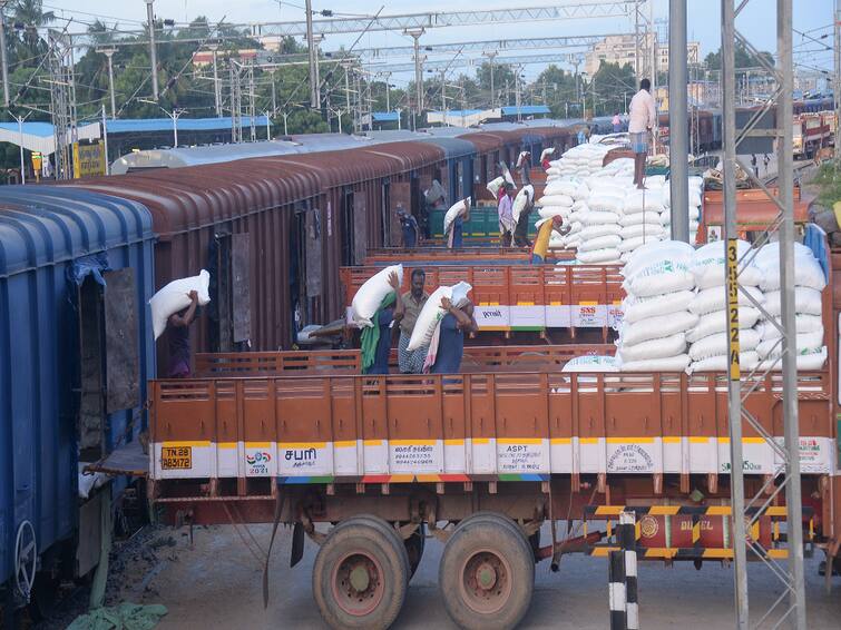 Urea fertilizer came to Thanjavur from Gujarat for the cultivation of kuruvai TNN Thanjavur: குறுவை சாகுபடிக்காக குஜராத்தில் இருந்து யூரியா உரம் தஞ்சைக்கு வந்தது