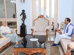 UP Politics: राज्यपाल आनंदीबेन पटेल से मिले डिप्टी सीएम केशव प्रसाद मौर्य, इस अंदाज में शेयर की तस्वीरें