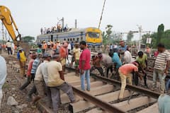 Odisha Train Accident : ओडिशामध्ये आयुष्य पुन्हा रुळावर आणण्याची धडपड! ट्रेनचा ढिगारा हटवला, ट्रॅक दुरुस्तीचं काम युद्धपातळीवर