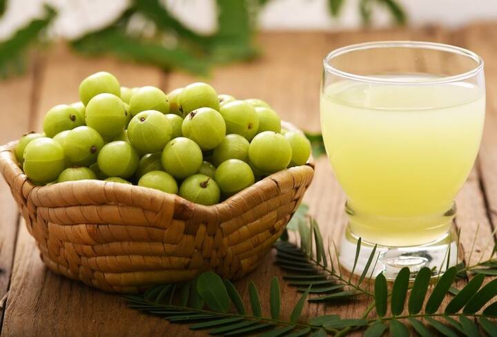 આમળામાં વિટામિન A મળી આવે છે. આ કારણે તે આંખો માટે પણ ફાયદાકારક છે. તેનો રસ પીવાથી આંખોની રોશની વધે છે.