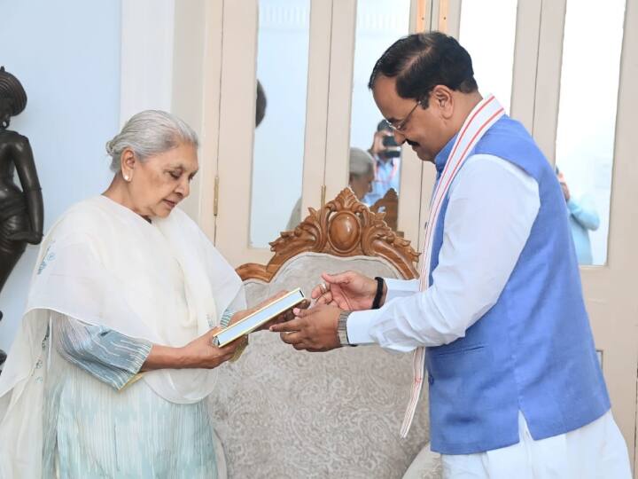 उत्तर प्रदेश के डिप्टी सीएम केशव प्रसाद मौर्य (Keshav Prasad Maurya) ने राज्य की राज्यपाल आनंदीबेन पटेल (Anandiben Patel) से मुलाकात की है. दोनों के बीच ये मुलाकात लखनऊ में हुई है.