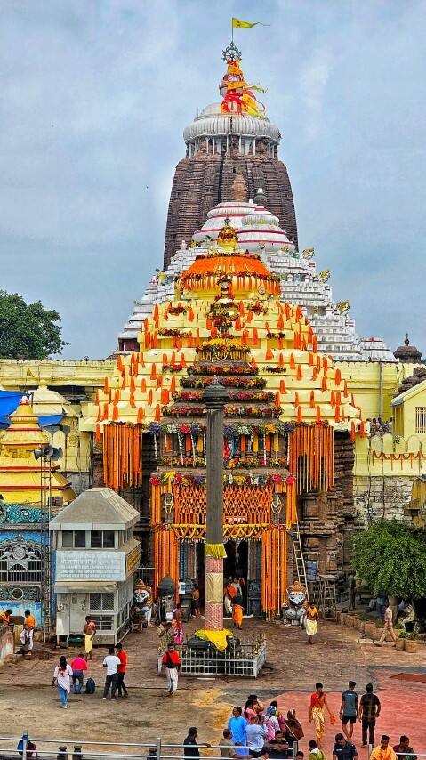 আজ স্নানযাত্রা। হিন্দু পঞ্জিকা অনুসারে জ্যৈষ্ঠ মাসের পূর্ণিমা তিথিতে পালিত হয় এই উৎসব। ভক্তদের বিশ্বাস এই দিনতেই আবির্ভূত হয়েছিলেন জগন্নাথ দেব।