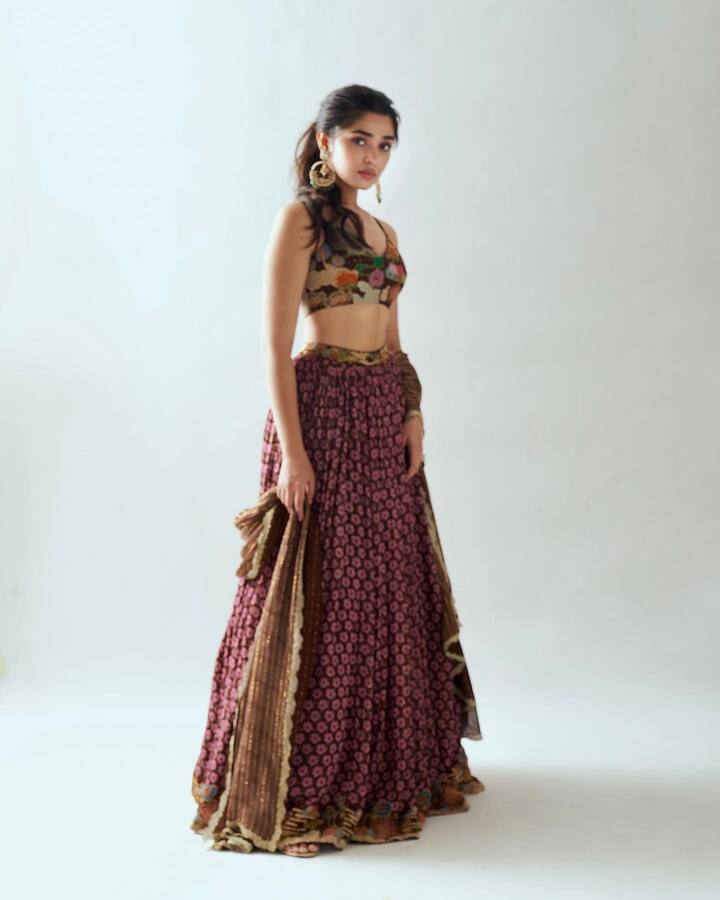 తాజాగా ఈ ముద్దుగుమ్మ పోస్టు చేసి ఫోటోలు నెటిజన్లు తెగ ఆకట్టుకుంటున్నాయి. Photo Credit: Krithi Shetty/Instagram